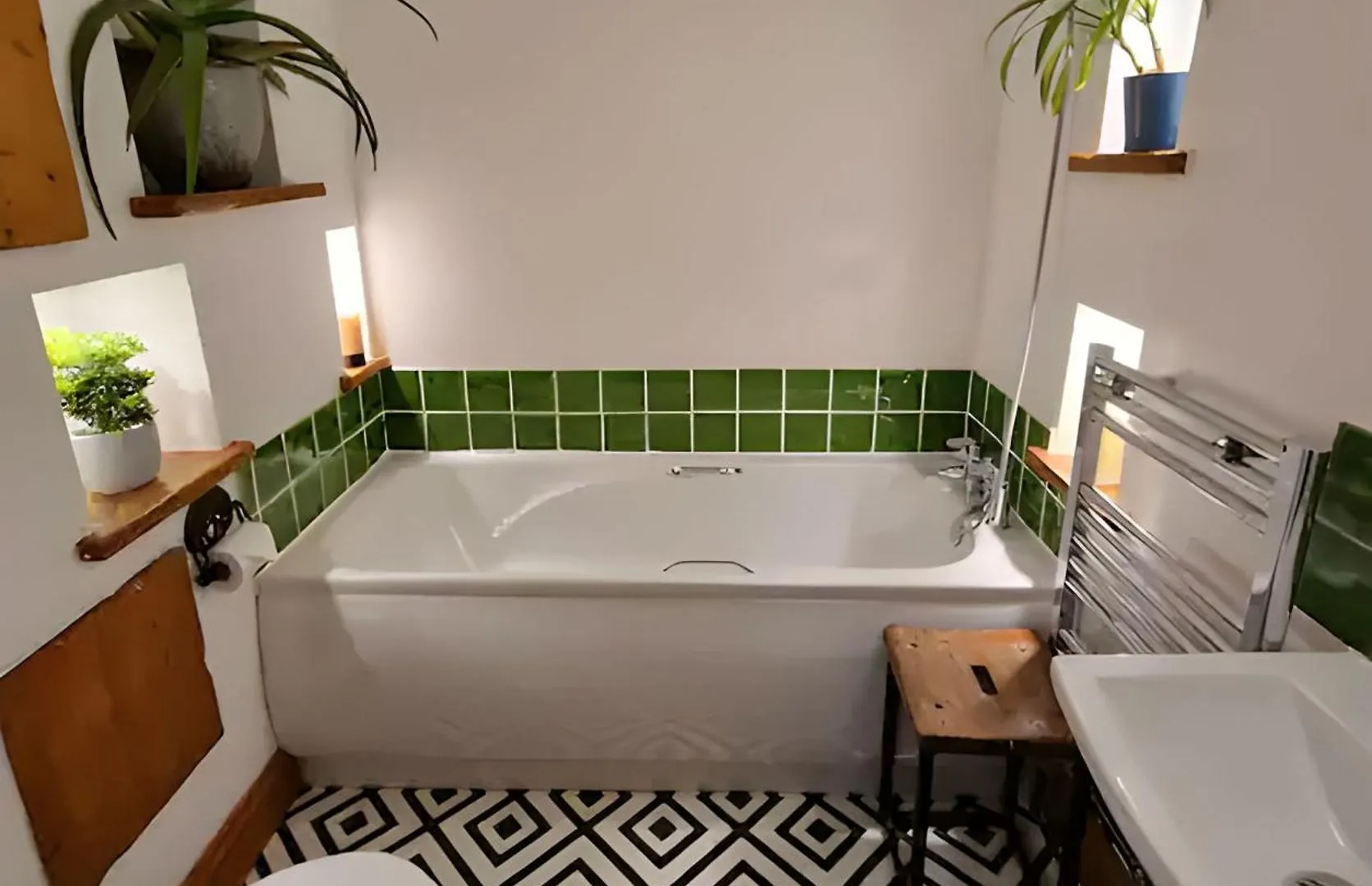 Apartment Central Large 2 Bed, 2 Bath Apt, Parking, Huge Garden, Sky Tv, Wifi, Direct Booking Option Exeter