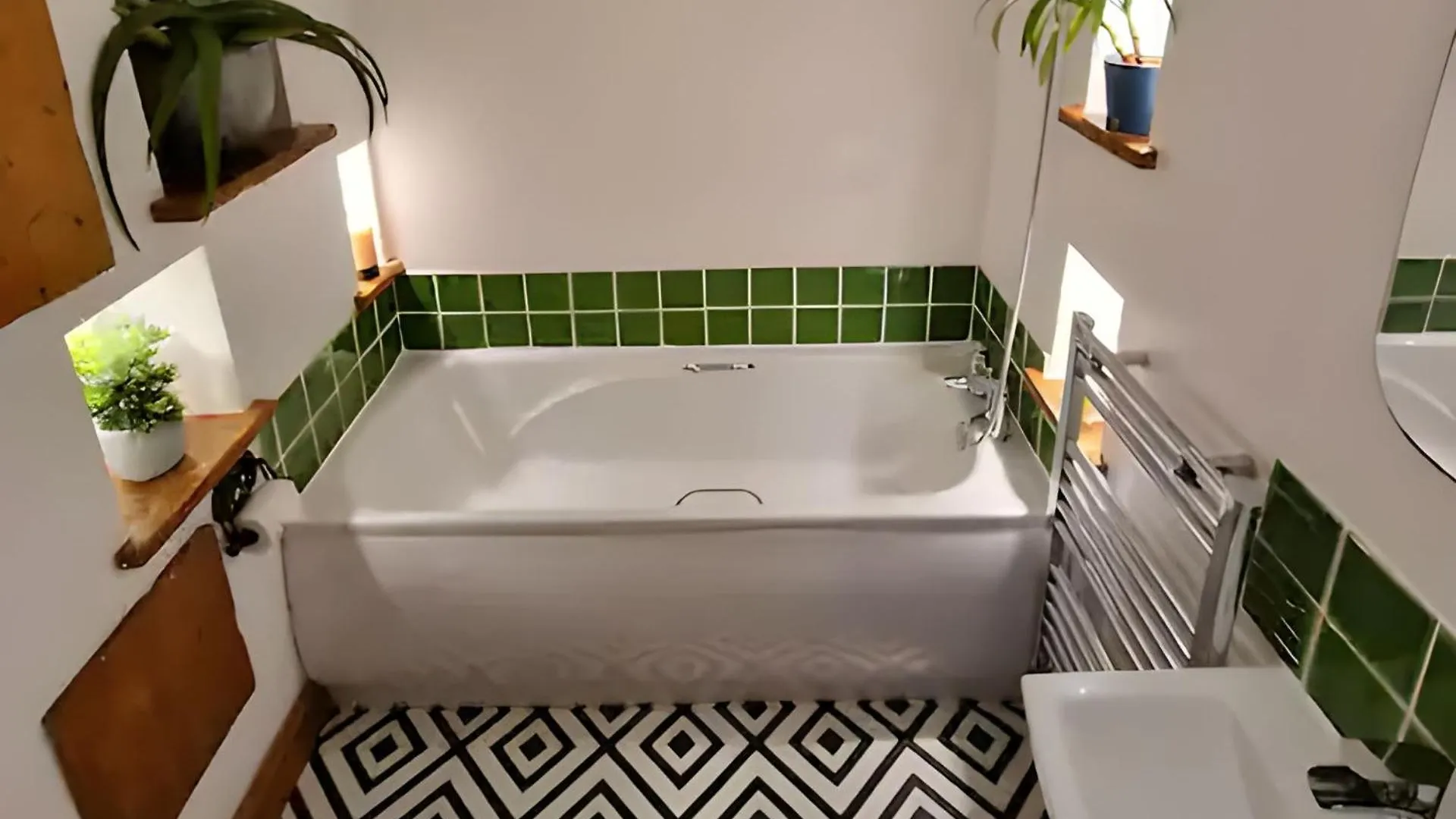 Central Large 2 Bed, 2 Bath Apt, Parking, Huge Garden, Sky Tv, Wifi, Direct Booking Option Exeter