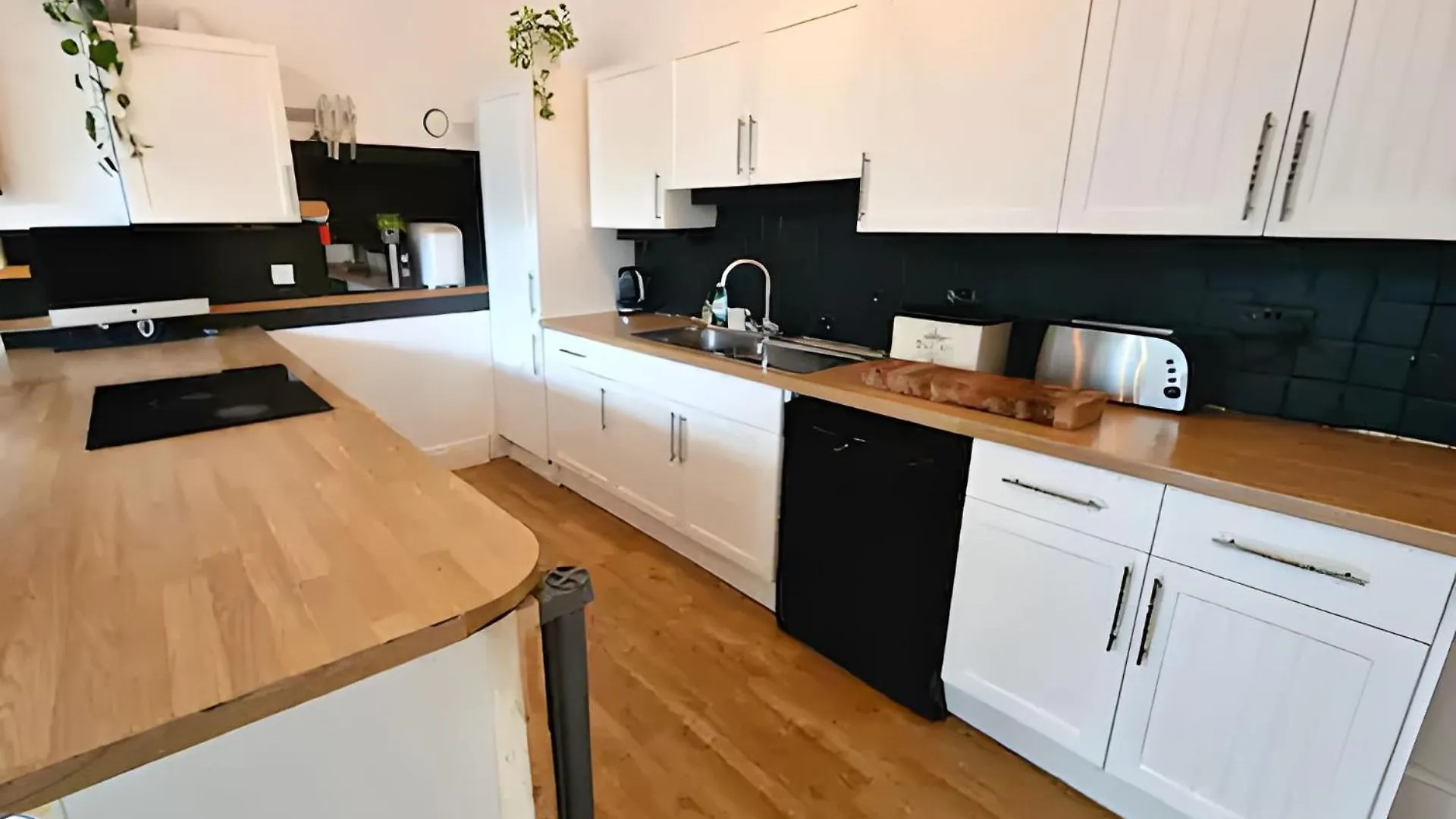 Apartment Central Large 2 Bed, 2 Bath Apt, Parking, Huge Garden, Sky Tv, Wifi, Direct Booking Option Exeter