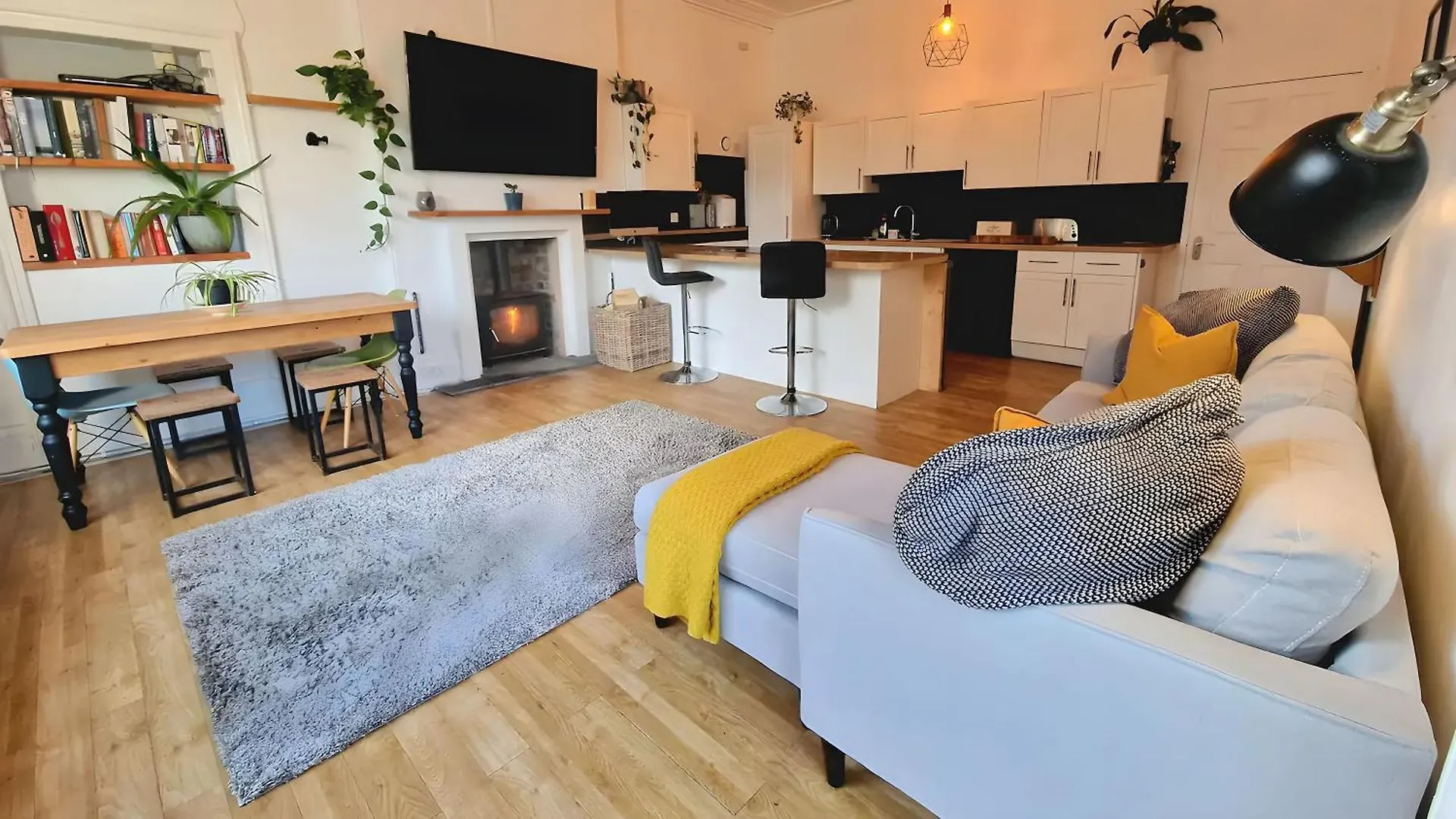 Central Large 2 Bed, 2 Bath Apt, Parking, Huge Garden, Sky Tv, Wifi, Direct Booking Option Exeter